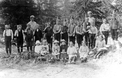 REF-0803 Kommuneskogen, Havdal ca 1925. Bak Ida Havdal og søstra Bergljot. Stående fv:Ingvar Brattset, Ragnar Slettbakk, Angrim Flå, Martin Havdal, Albert Granheim, Martin Tverdal, Emil Granheim, Ola F. Halgunset, Leif Sundset, Ola Slettbakk, Ola Sletten, Egil Langklopp, Ingebrigt Halgunset. Sittende fv: Ellen Nyhus, Klara Steigendal, Helga Brattset, Ingeborg Halgunset, Karen Havdal, Margit Flå, Jorunn Budeng. Skolebarn på skogplanting.