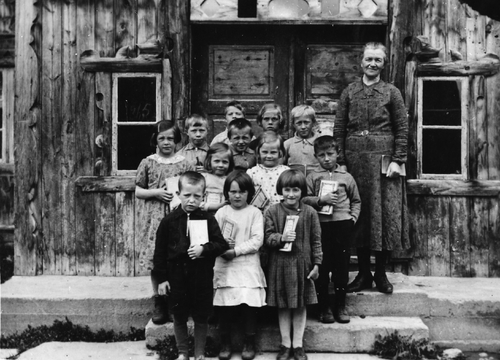 REF-0260 Skole Førskuleklasse på Ramsan, Hoelsjåren Rennebu Lærarinne er Marie Arntsen. 1. rekke f v: Jon Bakk