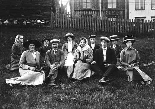 REF-0335  Voll ca 1914/15.
Finkledde personar i lia neafor Nørgard Hårstad.
F.v. Kari Hårstad, Mette Haugen Illøkken, Jon Espaas, ?, Marit 'Hauva', Karen Utstuggu Hoel, Arnt Haugen, Anna Haugen, Kari Nesje.