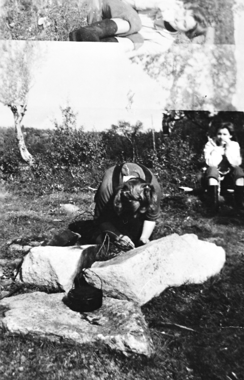 REF-0341 Voll?  slutten av -50.
Kaffekok. Randi Johanne Hårstad tenner bålet mellom to steinar, medan Johanne Vold ventar.