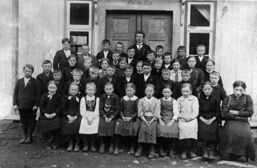 REF-0705 Havdal skule. 1914-15. Ved døra lærar Arnt Kjelland.