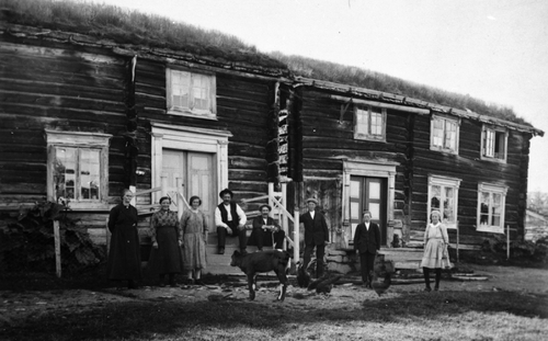 REF-0114  Langklopp, Gisnås.
F.v: Ingeborg Slette, Tilla Fredriksen, Marit Myran, Ola T. Gisnås, Trond T. Gisnås, Harald Fredriksen, Fredrik Fredriksen, Hjørdis Pettersen.