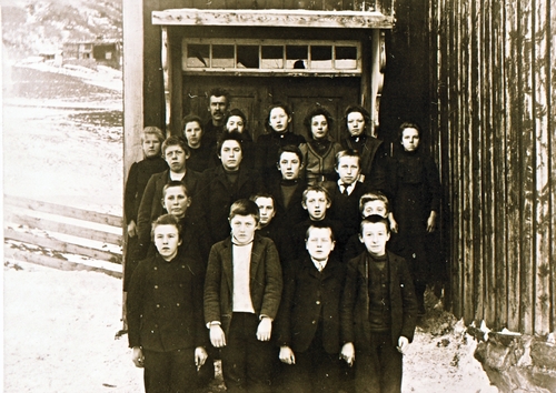 REF-0497 Refshus skule 1908-10.Lærar Anders Sunde og elevar på trappa på Gammelskulen 'Rødstuggu'. 1.rfv:Ingebregt Grøtte, Ola Stavne, Sivert Illøkken, Johan Glein. 2.rfv:?, Martin Uvsløkk, Nils Stavne, Ola Tvingen. 3. rfv: Ola Teihagen, Ola Stafne, ?, Jo Meslo Flå. 4.r usikker rekkefølge: Ingeborg Skjerve, Anna Hoel (Flatlien), Ingeborg Hoel, Ingeborg Sugaren, Jodda Hoel, Ingeborg Hoel, Kari Skjerve.
