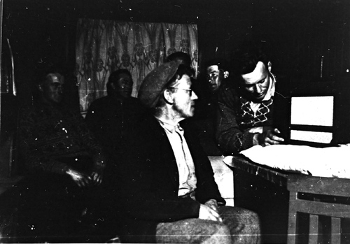 REF-0080. Lytting på ulovlig radio. Skauge Voll. Okkupasjonstida 1940 - 1945
Leif Uv, Rasmus Skauge, A. J. Bakk, Martin Voll og  Erling Resell. Arne Hårstad skjult bak.