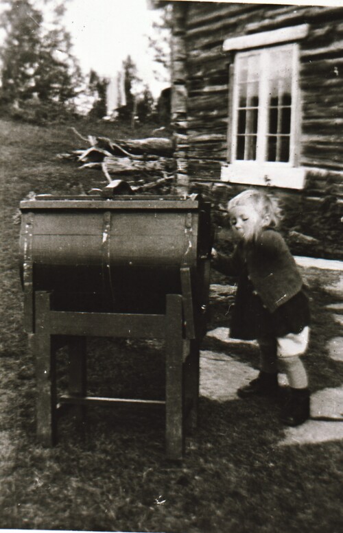 REF-0369 Nerskogen ca 1942 Randi Johanne Hårstad 'prøver' kaggkinna ved setra til Søstuggu Hårstad.