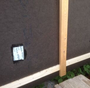 Blåsing gjennom asfalt vindtett plate.