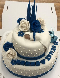 2 etg dåpskake med håndlagde roser, navn i kuber og dato i utstikk.