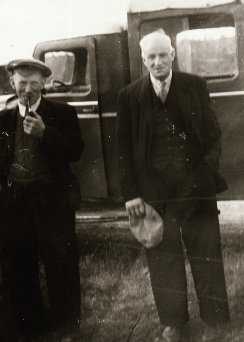 REF-0437. Turisme Rennebu(?) ca 1947.
Anders I. Bakk og Ingebrigt 0. Rokkones (lokal-
historikaren) framom lastebilen med 'passasjer-overbygg' som Oppstuggu Vo'll eigde