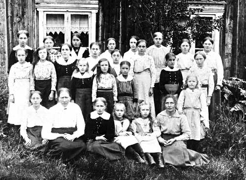 REF-0515 Nordstuggu Rokkones, Voll ca 1917. Barneforeningsmøte. 1.rfv: Eline Lien, Kari Eikrem, Mette Lånke, Ane Haugen, Ingeborg Rokkones, Karen Rokkones, Inga Hoel. 2.rfv:Lina Rokkonesløkk, Johanna Stavnebrekk, Marit Ramsesløkk, Ane Ramsesløkk, Gjertrud Voll, Johanna Stavne, Hanna Rise, Mette Evensen. 3 rfv: Marit Lien, Valborg Haugen Hoel, Magnhild Rokkones, Kari Hoel, Gjertrud Rise, Hanna Hoel, Ingeborg Illøkken, Ragnhild Metli, Dorthea Hoff, Kristine Brattbakk.