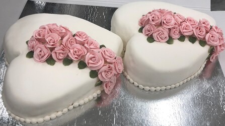 Hjerteformede kaker pyntet md håndlagde roser. Ca. 60 biter totalt.