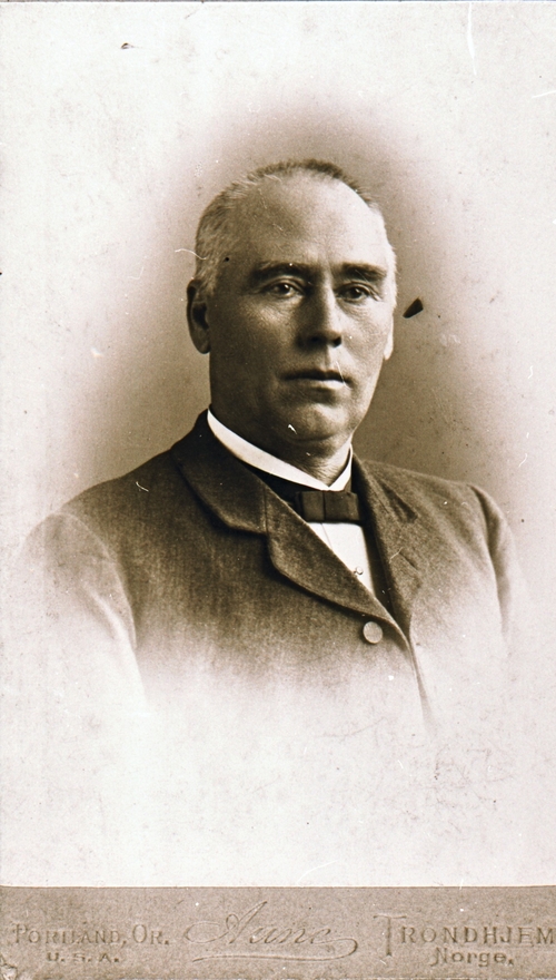 REF-0483 1905-10 ?. Erik Christenson Hilstad. Lærar frå 1873, handelsmann på Rennebu Nedre Forbrugsforenings filial på Stamnan frå1898, handelsmann på Lauvheim på Berkåk frå 1913.