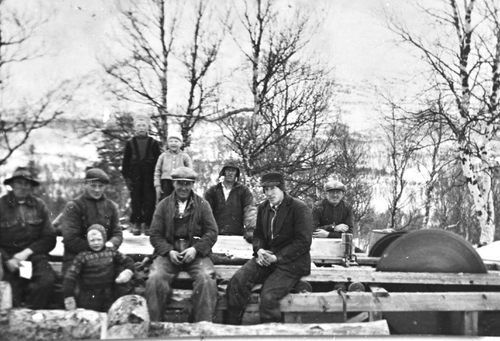 REF-0219 Nerskogen truleg 1939. Ved sagbruket på tomta ved Syrstad-stuggu. F.v.:Gustav Voll, Bjarne Alstad, Hans Alstad (framom), Sverre Sanden, ? Sanden, John Lund, Gunvald Sanden, Nils Stavne, Jon O. Voll.