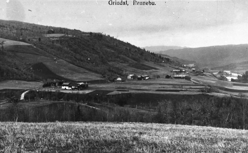 REF-0275 Grindalsgrenda Rennebu ca 1935
Gardane er fv.: Bruabakken (husa sør for Grana bru), to Bortstuggugardar
(samanbygd), Innstuggu, Jelan, Oppstuggu,
Løkkia og Utstuggu. Grana Giesteheim, bygd
l93B-39, er enda 'ikkie bygd.