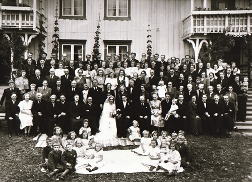 REF-0366 Stamnan 1948.
Bryllaupet til Jens P. Flå og Ingeborg Sugustad. Heile gjesteflokken samla framom stoggulåna til fotografering.