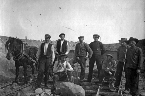 REF-0804 Jernbaneanlegget, sted ukjent. Stående fv: Anders Hatlen, Martin Bjørsnes, Anders Granheim, ukjent, Ola Stakseng, ukjent. Sittende 2 ukjente.