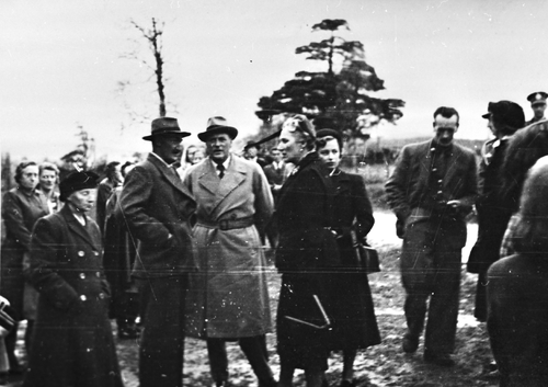 REF-0212   Nerskogen 195_.
Hallvard Engelsjord pratar med Kronprins Olav. Til venstre for Hallvard står Elen Engelsjord og til høgre for Kronprins Olav står Kronprinsesse Martha og Prinsesse Ragnhild.