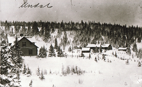 REF-0370 Berkåk ca 1913.
Frå Undal Verk.  T.v. Stigerbustaden-bygd 1910.