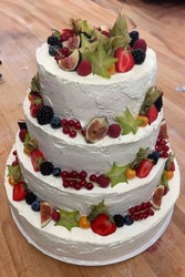 4 etg kremkake pyntet med frukt og bær.