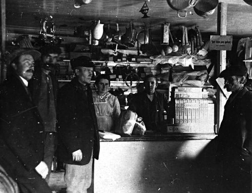 REF-0109 Kvikne Samvirkelag. -Butikk - Bak disken Marit og Andreas Kleven.