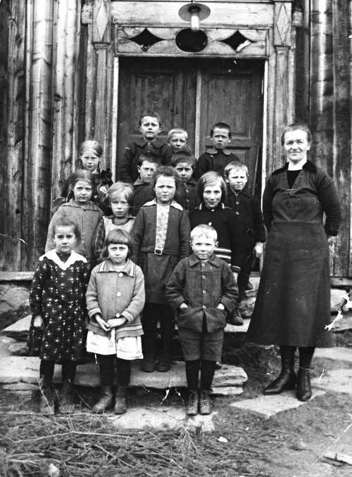 REF-0519 Utstuggu Hol ?, Stamnan. 1923/24 ?. Småbarnskule (legatskule)-klasse med lærarinna Marie Arntsen. 1.rfv:Gunda Ramstad, Margit Skjerve, Olav Bruholt. 2.rfv:Ingeborg Tynnvoll, Kari Ramsem, Marit Hoel, Elise Bruholt. 3.rfv:Olga Hoel, Leif Hoel, Torgeir Rokkones, Ingvar Lånke. 4.rfv:Ola Rokkones, Einar Hoel, Erik Illøkken.