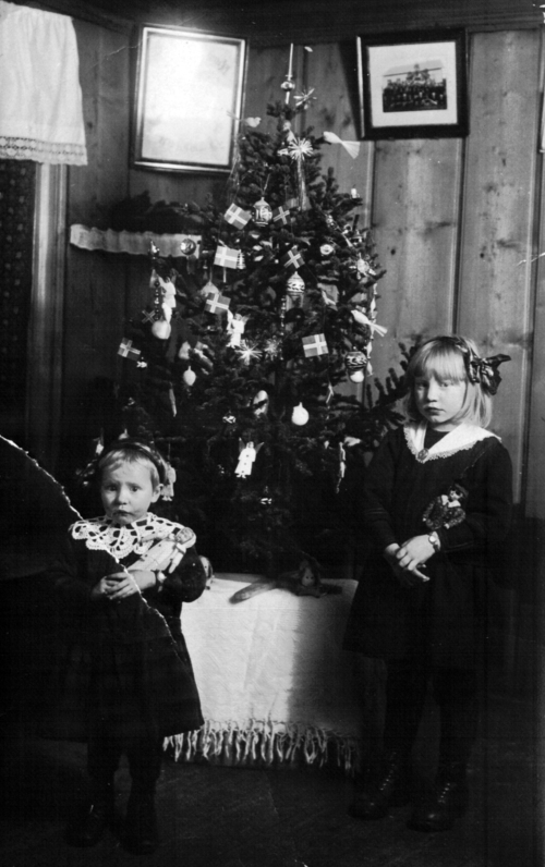 REF-0818 ca 1925 Julepyntet  Marit Stølen Sundset, Ingeborg Stølen Sundset