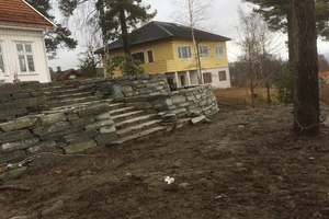 Skifer mur med trapp dette ble utført i Asker.
