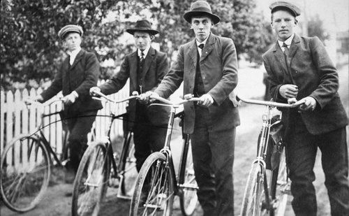 REF-0042  Grindalsjelan,Grindal.
Fire unge menn på sykkeltur.
F.v. Ola E. Tverdal, Ingvald Nordbø, John Uvøyen, Nils Nordbø.  