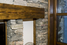 Gjennomgående vegg av tørrmur med innfelte hyller. Kuldebrobryter mellom vegg og vindu