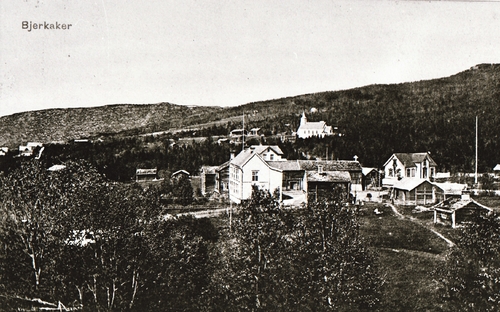 REF-0372 Berkåk ca1910.
Bjerkaker skysstasjon (Ny Bjerkaker) bygd opp ca 1860 da nyveien Ulsberg-Berkåk vart bygd.