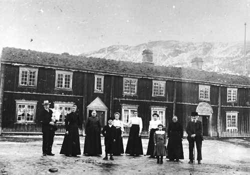 REF-0338  Hårstad/Voll  ca 1908.
Gardsfolk, slekt og vener framfor stuggulåna på Nørgard Hårstad.
F.v.Ola Espaas, Torger Espaas, Guru Espaas, Ane Hårstad, Jon Espaas, Kristine Hårstad, Marit Sanden, Ragna Bruholt, Margit Sanden, Rannei Aas, Knut Aas.