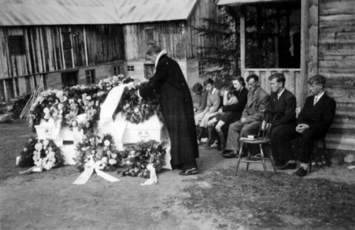 REF-0784 Bortstuggu Rise 1952. En trist dag for familien Grendal på Rise. Kista med sønnen Arne er kommet heim etter Kings Bay-ulykka på Svalbard. Sokneprest Stubbråten forretter.