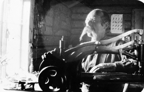 REF-0521 Ytterhusløkkja, Havdal. 1930-åra. Skomaker Hans Guttormsen Ytterhusløkk (1874-1955) ved skomakermaskina.