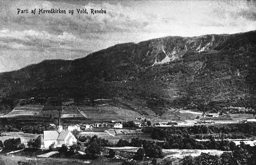 REF-0324 Voll ca 1910.
Vollagrenda frå Svensgarden i nord til Sægard i sør, med kyrkja i forgrunnen.