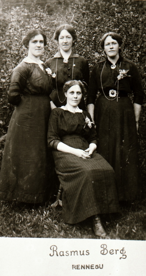 REF-0471 Risjåren ca 1920.
Fire veninner i finkjoler. Fremst Anna Rishaug(handarbeidslærar på Bakketun. Bak fv: Ingrid Rishaug (gardjente), Kari Haugen (handarbeidslærar i Lyngen), Mette Haugen g. Illøkken.