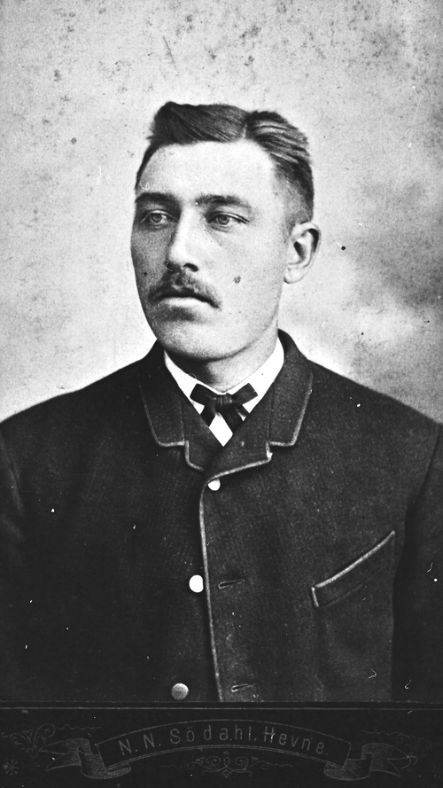 REF-0312  Skomakar Sivert Skamfersæter - ca 1884 - Sivert gjorde seg bl.a. fele som idag er på Folkemuseet på Lilleharnmer. Fela var hult ut av
helt tre da han ikkje hadde utstyr for å lime.