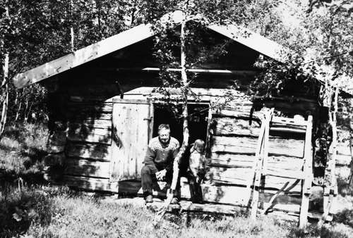 REF-0206     Nerskogen   1966.
Slåttastuggu på Nerskogsmuseet/ Rennebu Bygdemuseum.
I døra Ingebrigt Lånke, Kari Fjellstad.