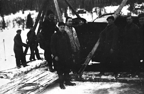 REF-0120 Buvatnet, Berkåk 1949. Heving av lastebil som gikk gjennom isen da den skulle hente is til 'Ishuset' til Nekolai Dahl.