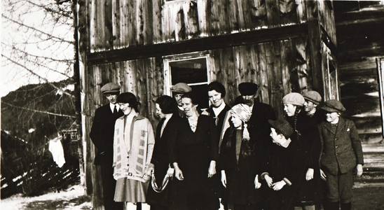 REF-0408 Herrem/Voll   1930.
Sosialt samvær på Herremsmoen. Fv.Ola Høygraven Merk, Gunnild Toset, Karen Herrem, Anders Sæther, Berit Fossen, Jodda Herrem, Ingeborg Herrem, Ola Fossen, Olav Toset, Olga Hårstadhagen, Arvid Krovold, Olaf Holiløkk. Fotograf Jo Fossen.