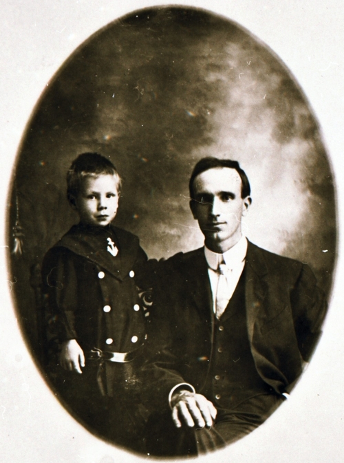 REF-0466 USA ca 1910.
Einar Haugen sammen med faren John i Amerika. REF-0465 og 0467.