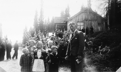 REF-0504 Havdal. 17.mai-toget stiller opp framfor Soltuft, huset til Losje Hjartevarme.