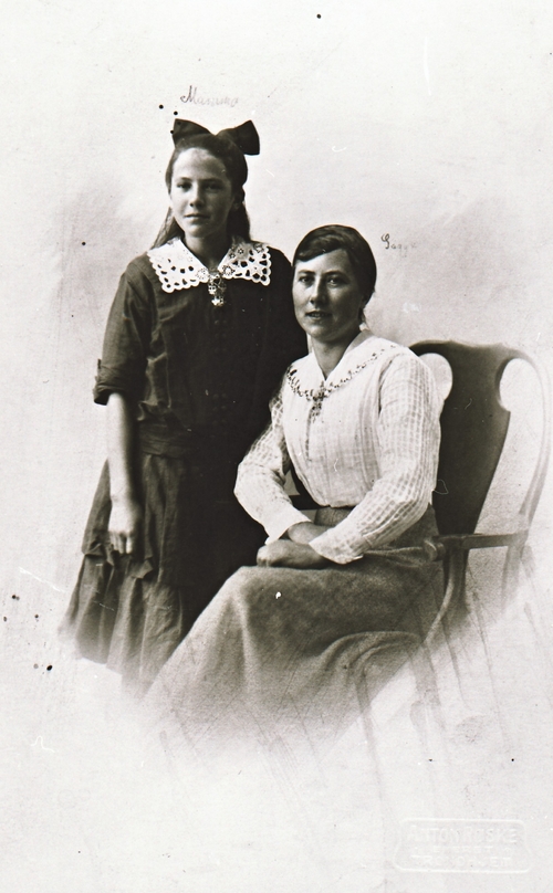 REF-0364. ca 1915.
Dortea Hoset Hårstad og Ingeborg (Gagga) Hoset Botnan.