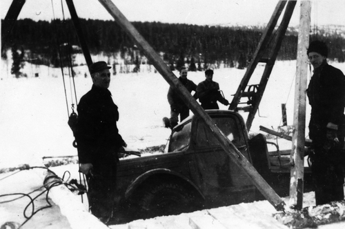 REF-0121 Buvatnet, Berkåk. 1949. Heving av lastebil som skulle hente is til 'ishuset' til Nekolai Dahl.