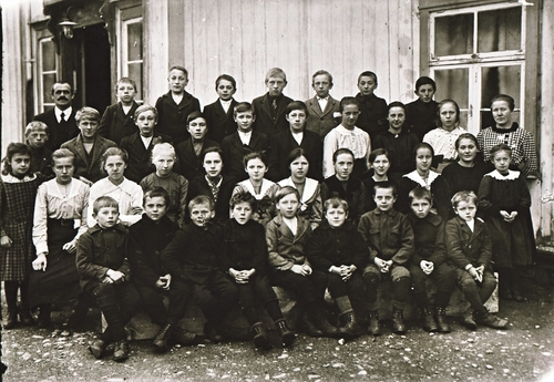 REF-0400 Voll 1921.
Skuleklasse ved gammelskolen på Voll med lærar Lauritz Kronen.