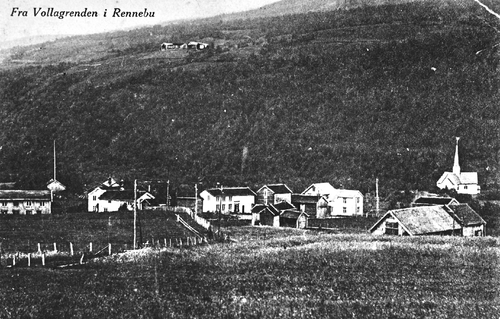 REF-0325 Voll  før 1919.
F.v. Bakeriet (Sentralen), Ekre, Bua, Korsstuggu, Klokkargarden, Svensgarden og kyrkja.