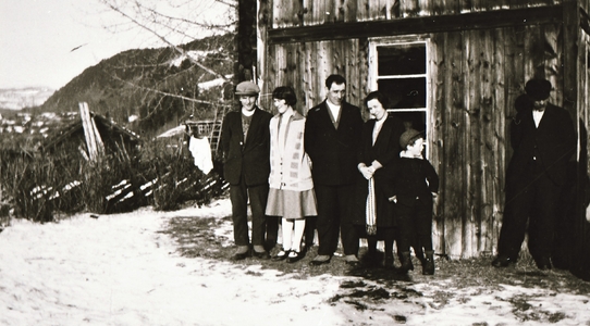 REF-0410 Herrem/Voll 1930.
Sosialt samvær på Herremsmoen, truleg i påska. Fv. Anders Sæther, Gunnild Toset, Jo Fossen, Karen Herrem, Olav Toset, Ola Fossen.