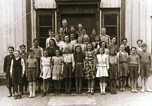 REF-0455 1948-49.
Skuleelevar på trappa til Voll Skule.