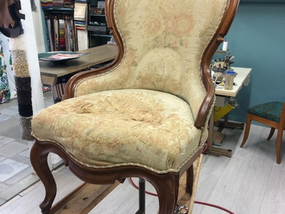 FØR: Lenestol før omstopping og trekking