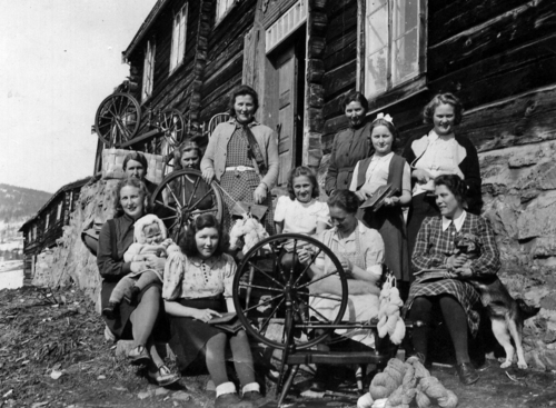 REF-1001 Husflidskurs med rokk og spinning på Eggan på Berkåk i Rennebu. Ca 1942