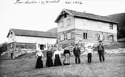 REF-0053  Tverdalsgjerdet, Grindal  1912.
Tverdalsgjerdet med personar framom. F.v.: Ingeborg-Anna, Ingeborg Vollhagen, Kari Tverdal, Randi og Arnfinn Tverdal, Arnt Erikson, Erik Anfinnsen Tverdal.