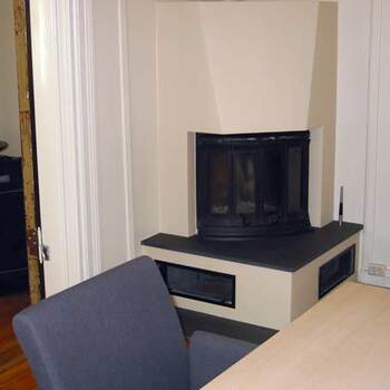 43 -  Pusset hjørnepeis med rettvinklet sokkel. 